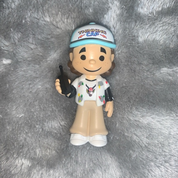 Funko Netflix Stranger Things 4 Mystery Mini Dustin Hell Fire Shirt Vinyl Figure - Picture 2 of 5